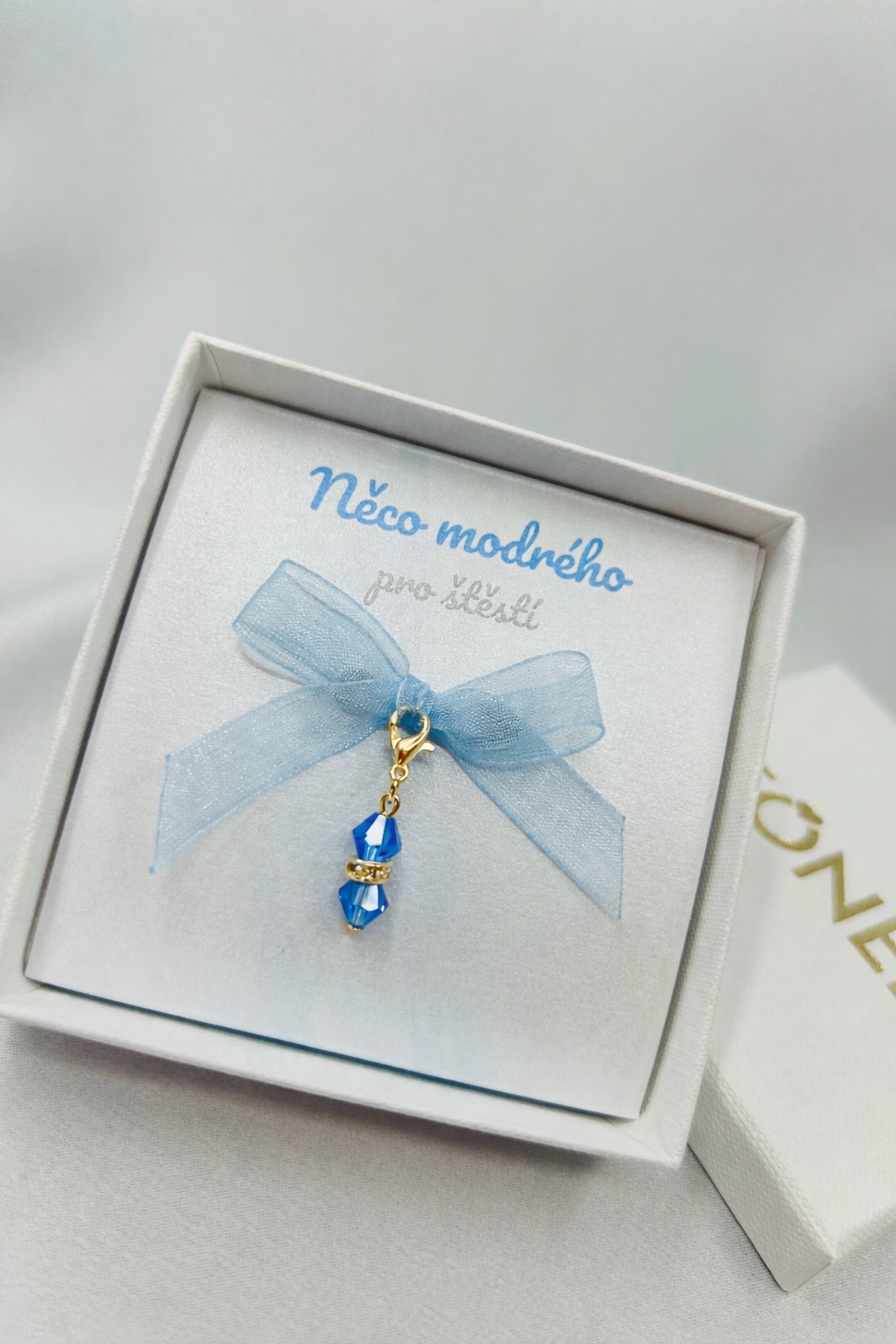 MINI PŘÍVĚSEK NĚCO MODRÉHO zlatý – SAPPHIRE