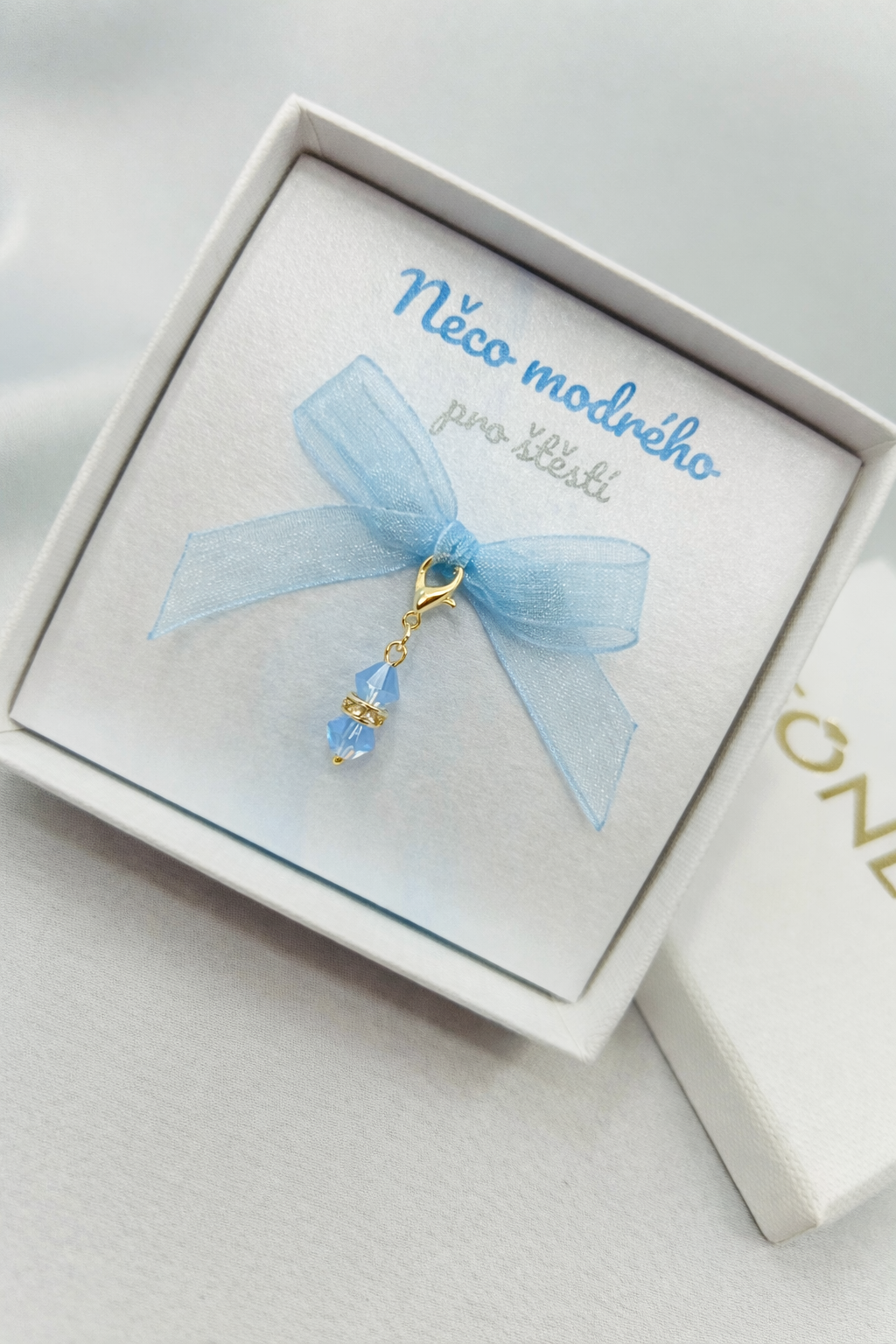 MINI PŘÍVĚSEK NĚCO MODRÉHO zlatý – LIGHT SAPPHIRE OPAL